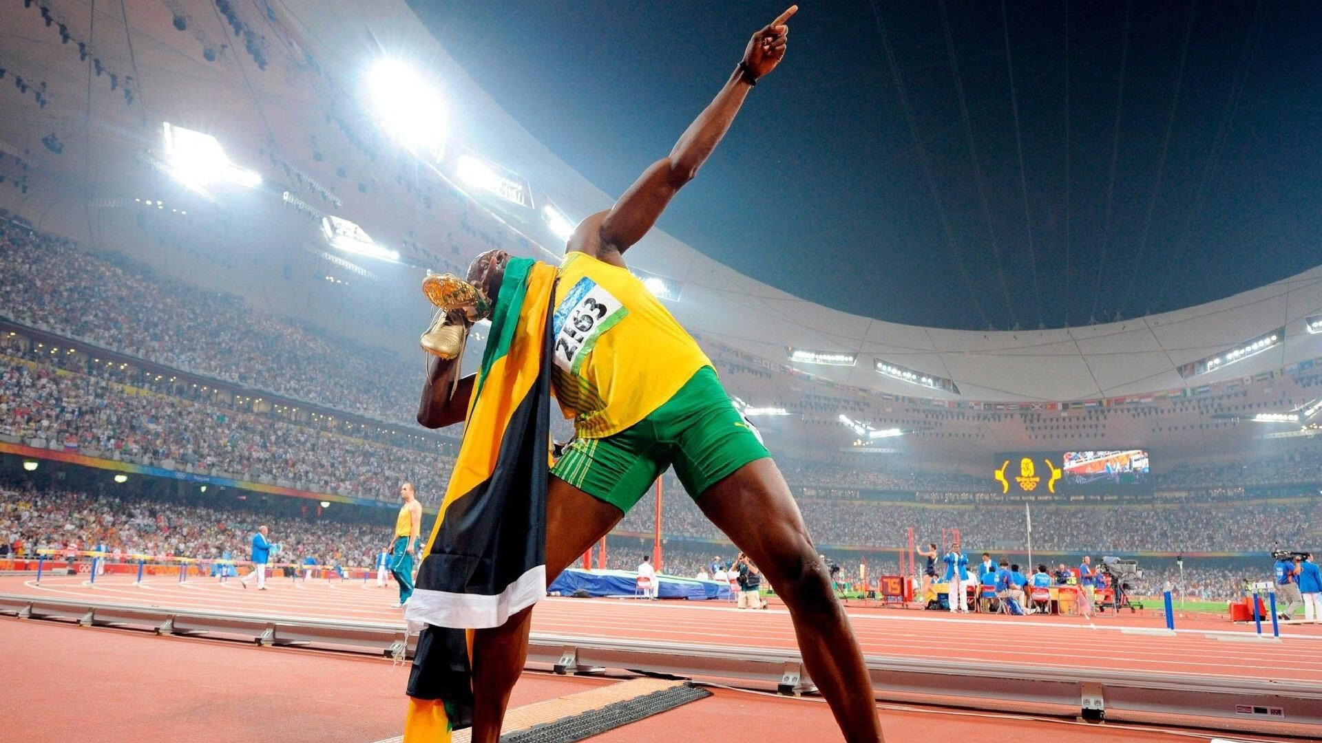 中澳接力赛后互相致意展风度，中澳之间