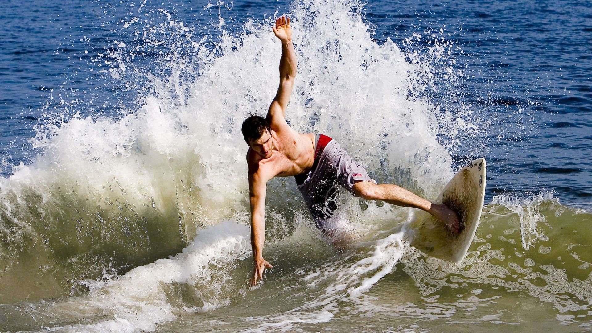 “2025世界游泳锦标赛：顶尖游泳选手争夺金牌荣耀”