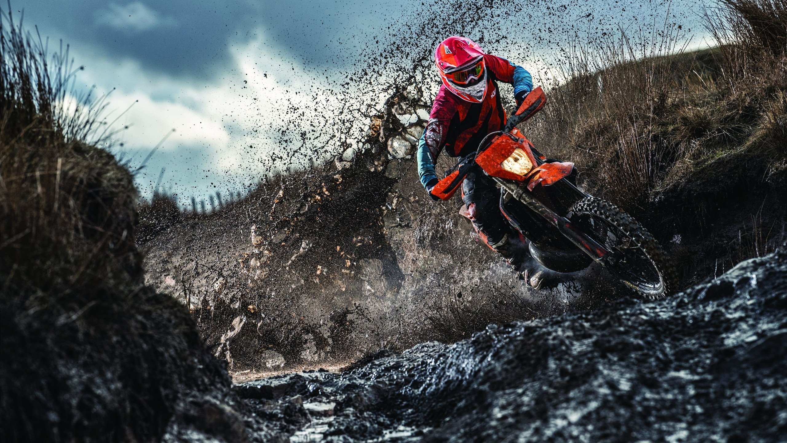 “东安湖赛场：跑酷选手与障碍赛道之间的极限博弈”